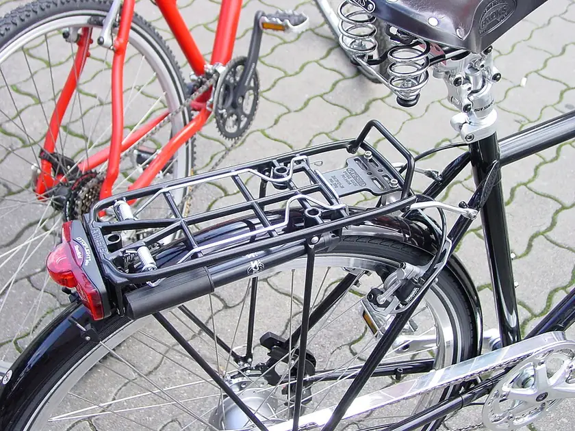 Gepaecktraeger: Thule Pack'n Pedal Tour am Mountainbike